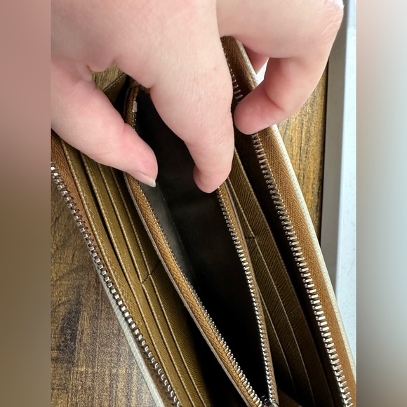 🔥LIMITED TIME SALE🔥Prada Zip Wallet - Picture 7 of 10